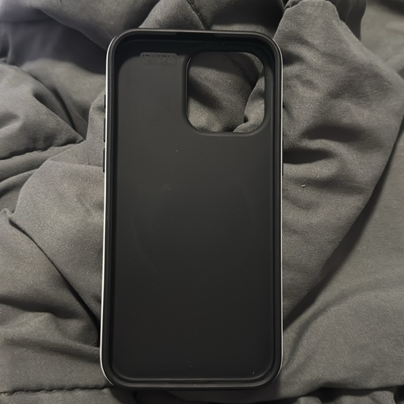 Like new iPhone 15 pro max Bluey Busy Doing Mom Things case - Picture 3 of 4